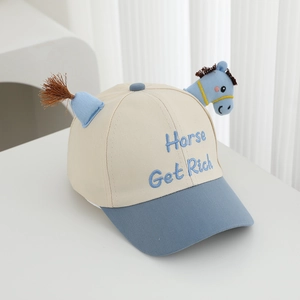 Détail de casquette enfant avec éléments cheval 3D et broderie de haute qualité