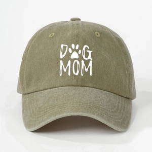 Détail du texte DOG MOM et de l'empreinte de patte sur la casquette en coton délavé