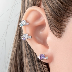 Boucles d'oreilles cœur et étoile avec pierres précieuses colorées sur l'oreille