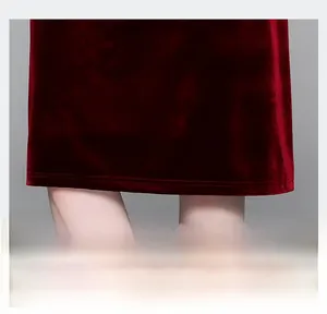 Dettaglio dell'orlo di un abito in velluto rosso scuro con cuciture di alta qualità