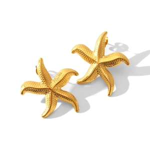 Boucles d'oreilles en forme d'étoile de mer dorée en acier inoxydable sur fond blanc épuré