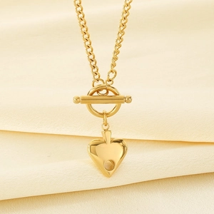 Dettaglio della collana a catena cubana placcata oro 18k con ciondolo a cuore e chiusura OT