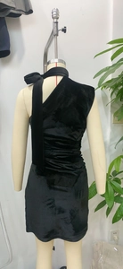 Detail des schwarzen Samt-Minikleids mit One-Shoulder-Schleife und Raffungen