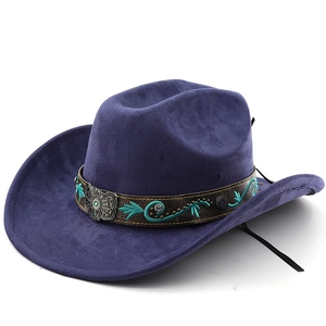 Détail d'un chapeau de cowboy en daim violet avec broderie turquoise et badge papillon