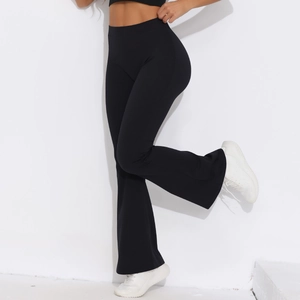 Detailansicht der schwarzen Yoga-Hose mit hoher Taille und ausgestelltem Beinschnitt