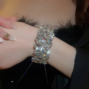 Luxuriöser versilberter Schmetterling Armreif mit funkelnden Marquise-Zirkonia Steinen
