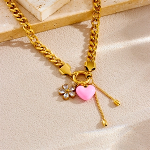 Collier chaîne doré avec pendentifs cœur rose et fleur en cristal sur pierre