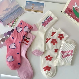 Vista dettagliata di 5 paia di calze in cotone rosa con motivi a cuore da donna