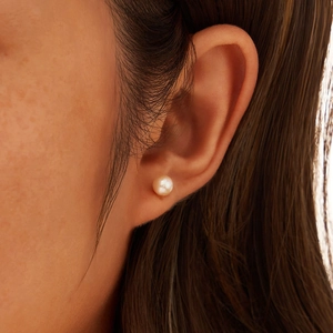 Close-up of a S925 sterling silver earring featuring a single natural freshwater pearl