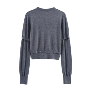 Pull en maille gris foncé avec boutons décoratifs et design déconstruit à col rond