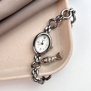 Women Quartz Watch Oval Dial Alloy Chain Bracelet Wristwatch With Bee Fish Charm Elegant Vintage Style For Ladies
