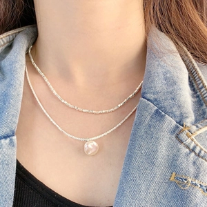 Double-layered 925 silver necklace featuring a shimmering chain and Baroque pearl pendant