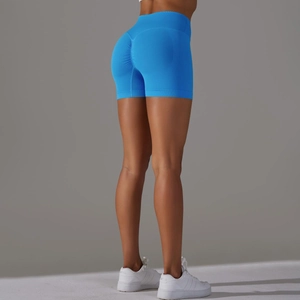 Dettaglio dei pantaloncini blu elettrico senza cuciture con effetto scrunch butt lifting