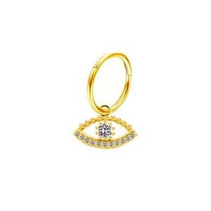 Dettaglio di un anello al naso dorato con ciondolo a cuore e occhio con zirconi chiari