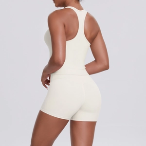 Vue arrière d'un haut de sport racerback crème et short de fitness à taille haute