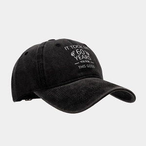 Détail de la casquette 60 ans en coton lavé avec texte humoristique et icône de pouce