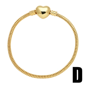 Dettaglio della chiusura a cuore placcata oro 18k e del bracciale a maglia serpente