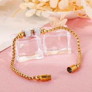 Détail du fermoir magnétique cylindrique sur un bracelet chaîne à perles dorées
