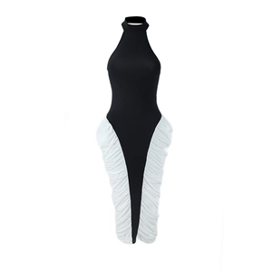 Detail der schwarz-weißen Kontrastfarbe mit Raffungen an einem schmal geschnittenen Kleid