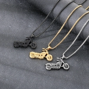 Pendenti moto punk in nero, oro e argento su sfondo testurizzato con catene coordinate