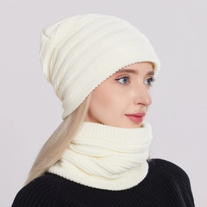 Dettaglio del set invernale in maglia color crema con berretto e scaldacollo indossato