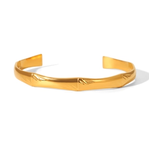 Vue détaillée du bracelet jonc ouvert en acier inoxydable doré à texture bambou
