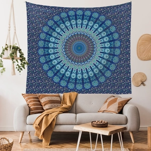 Gros plan d'une tapisserie mandala bleue bohème sur un mur de salon moderne et élégant