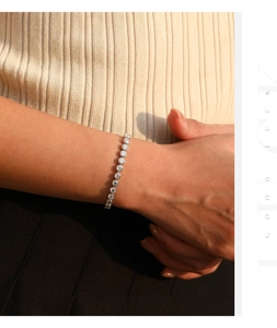 Detail van de VVS1 moissanite tennisarmband met ronde stenen in een bezelzetting