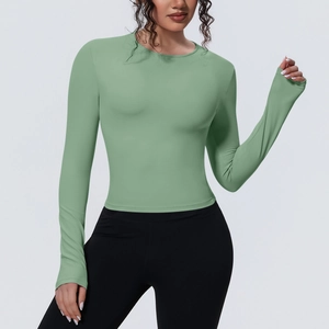 Vue détaillée du t-shirt de yoga à manches longues respirant et ajusté en vert herbe pour femme