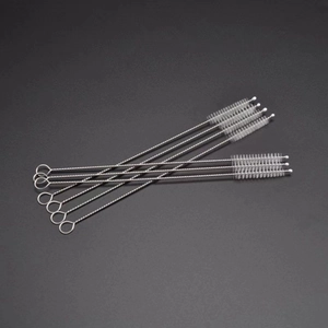 Vue détaillée des brosses à paille longues en nylon avec manches en métal torsadé