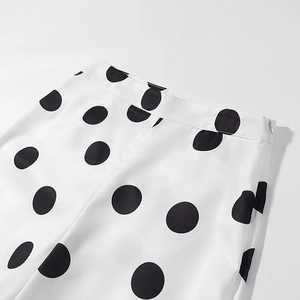 Détail du pantalon à pois avec fermeture éclair latérale invisible et taille lisse