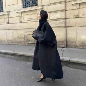 Manteau long surdimensionné noir pour femme avec col montant au style minimaliste moderne