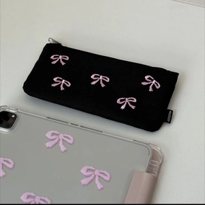 Süße schwarze Stofftasche und Tablethülle mit rosa Schleifenstickerei und Mustern