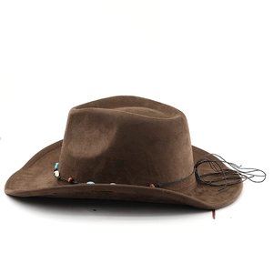 Détail d'un chapeau de cowboy en daim marron avec perles ethniques et cordelette décorative
