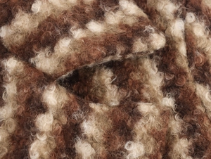 Gros plan de la texture bouclée marron sur le manteau en laine rayé de style anglais
