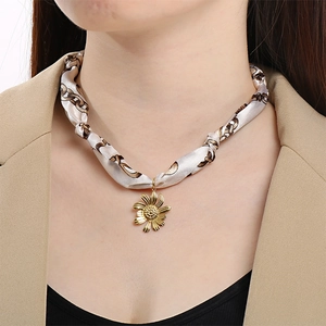 Gros plan d'un collier foulard en soie avec pendentif étoile de mer dorée sur un mannequin