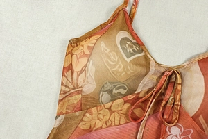 Dettaglio della stampa floreale vintage su tessuto mesh traspirante con spalline sottili