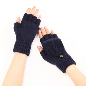 Dettaglio guanti senza dita in maglia a trecce blu navy con bottone decorativo