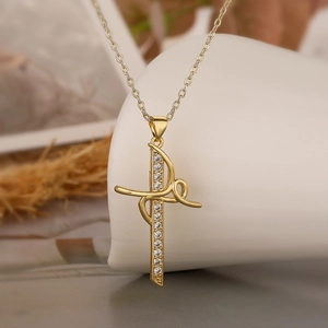 Collier croix élégant plaqué or 18 carats avec zircons et pendentif lettre stylisée