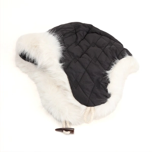 Detail der Wintermütze mit schwarzem Steppstoff und flauschigem weißem Kunstpelzfutter