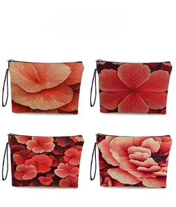 Détail de quatre trousses à maquillage à motif floral avec fermetures éclair et lanières