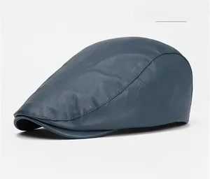 Dettaglio del basco in pelle PU blu nebbia con trama raffinata e cuciture decorative