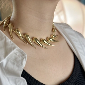 Exaggerated golden thorn spiked necklace for women featuring avant-garde metal claw elements