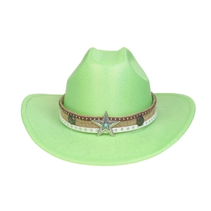 Détail d'un chapeau de cow-boy vert néon avec bande en cuir, boucle étoile et rivets