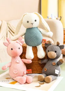 Détails de peluches tricotées à la main incluant un lapin et des girafes pour enfants