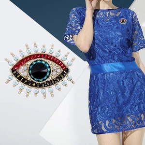 Vintage-Brosche im Evil-Eye-Design mit roten und blauen Kristallen auf Goldlegierung