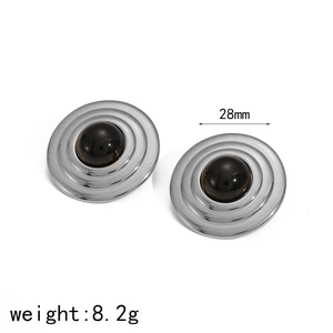 Vista dettagliata degli orecchini a disco in argento con pietra nera, misura 28mm e 8,2g