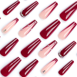 Faux ongles bordeaux forme cercueil avec strass et design français élégant et brillant