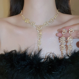 Détail de l'ensemble collier et boucles d'oreilles épi de blé doré avec strass