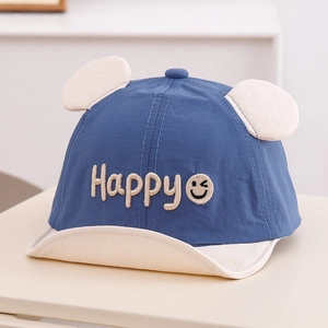 Détail de la casquette bébé à visière souple avec oreilles et broderie Happy bleu